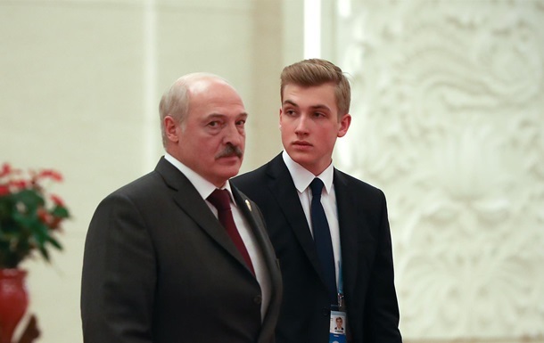Фото для новини:Лукашенко в Китаї відвідав випускний свого сина