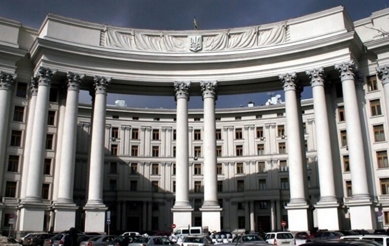Фото для новини:МЗС спростувало фейки про біолабораторії