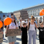 Фото для новини:На Майдані люди протестують проти маршу на підтримку ЛГБТ-спільноти