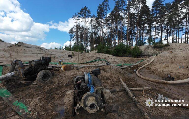 Фото для новини:На Рівненщині викрили масштабний нелегальний видобуток бурштину