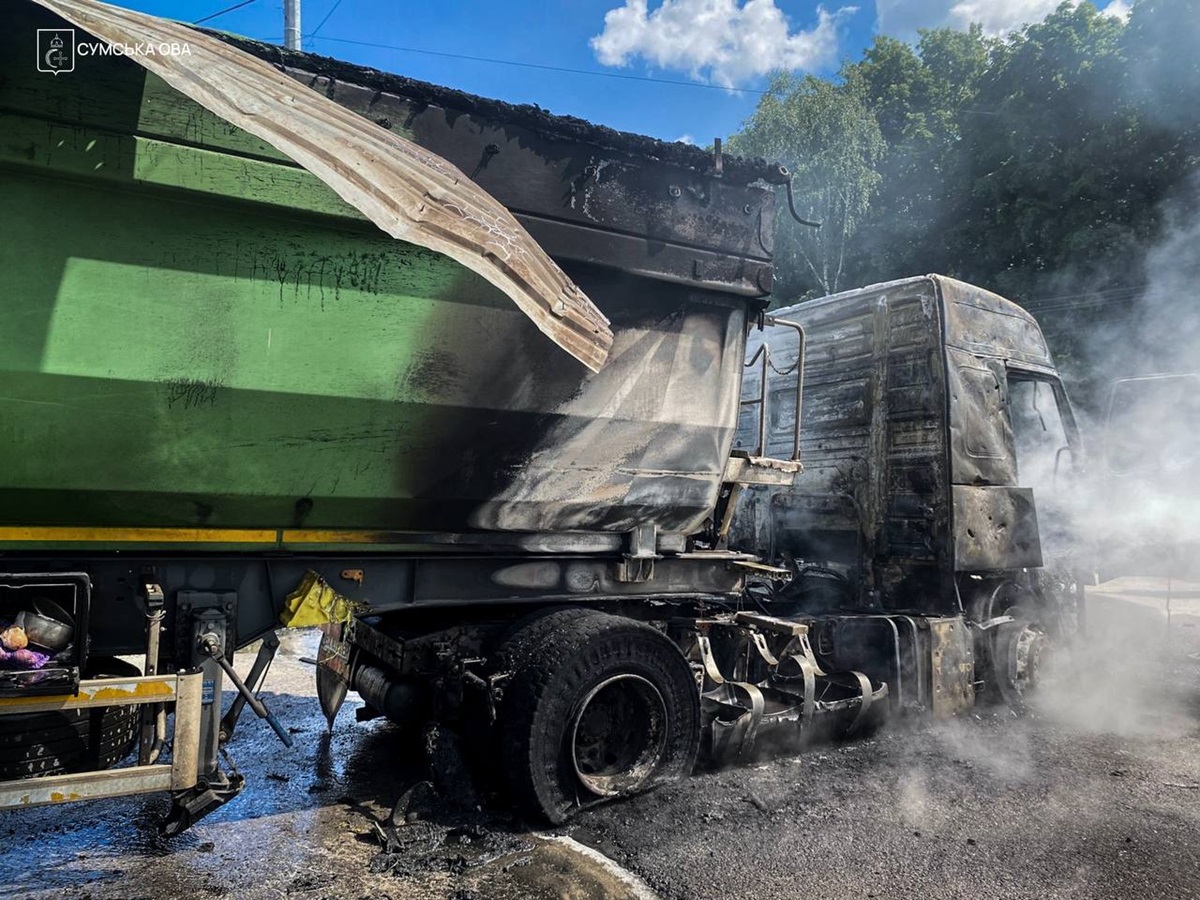Фото для новини:На Сумщині росіяни атакуваи вантажівки на АЗС