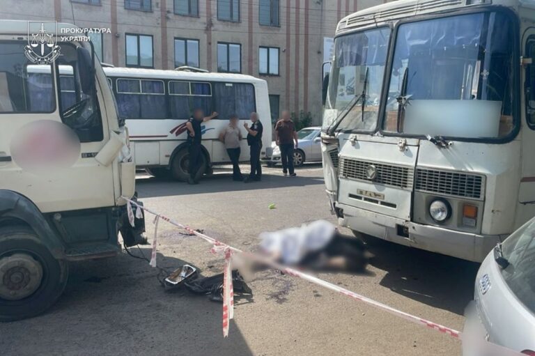 Фото для новини:На Закарпатті вантажівка в’їхала у людей, які виходили з автобуса
