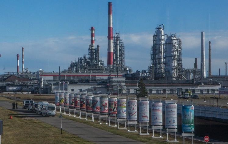 Фото для новини:Один з найбільших НПЗ Росії зупинив роботу після атаки України - ЗМІ