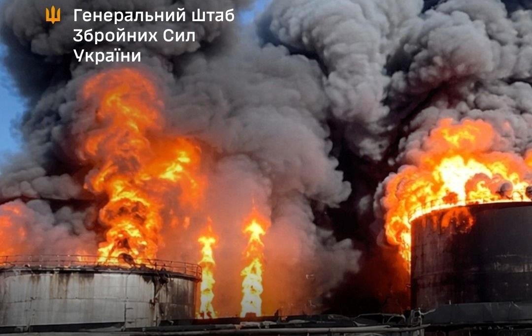 Фото для новини:Озвучено дані уражень по стратегічному НПЗ в Росії