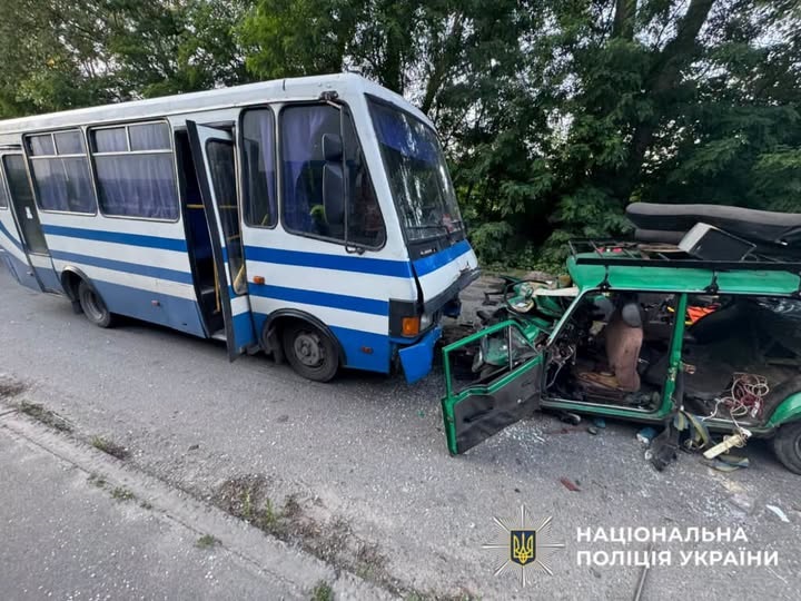 Фото для новини:Під Києвом ВАЗ влетів в автобус: загинула дитина