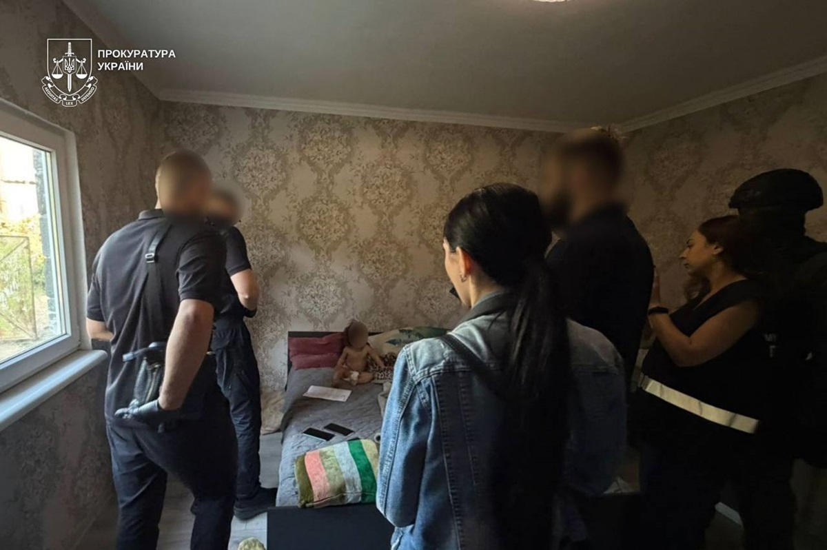 Фото для новини:Порно з малолітньою донькою: багатодітну матір взяли під варту