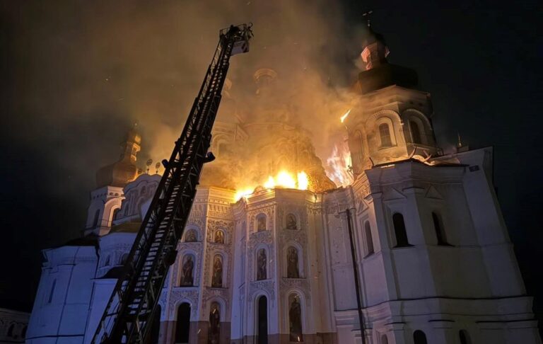 Фото для новини:Пожежа у Лаврі: намісник розповів про евакуацію ікон