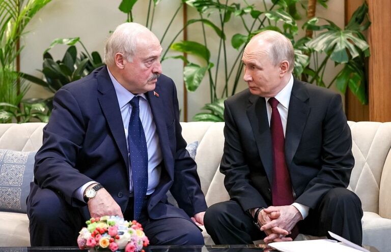 Фото для новини:Путін шантажує Лукашенко щодо участі у війні - ЗМІ