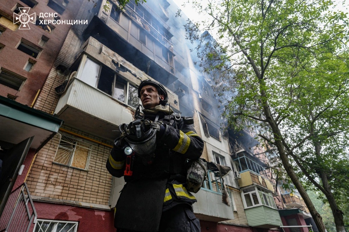 Фото для новини:РФ атакувала Херсон: є жертви і поранені