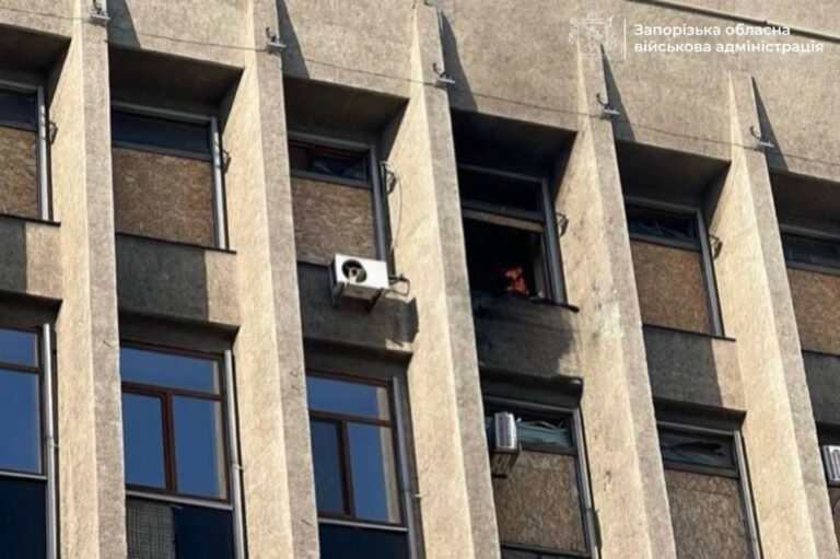 Фото для новини:Росія поцілила по Запорізькій ОДА: виникла пожежа