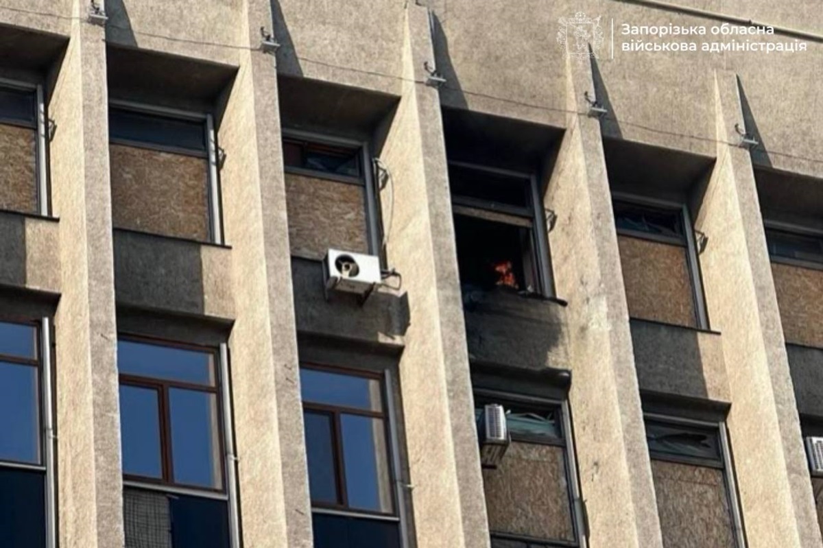 Фото для новини:Росія поцілила по Запорізькій ОДА: виникла пожежа