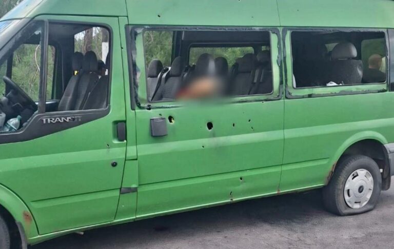 Фото для новини:Росіяни атакували мікроавтобус у Нікополі: є загиблі та поранені
