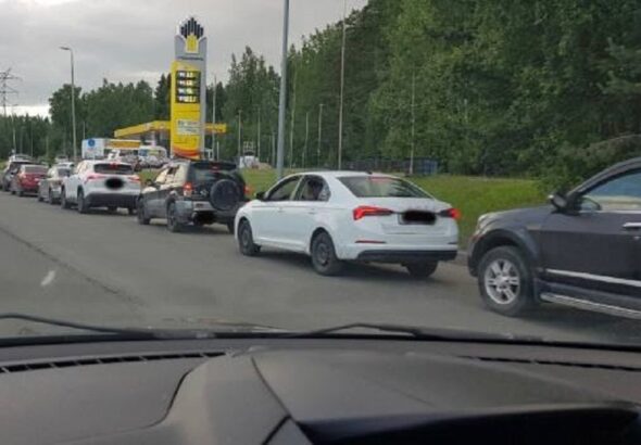 Фото для новини:Росіяни почали помирати в чергах за бензином