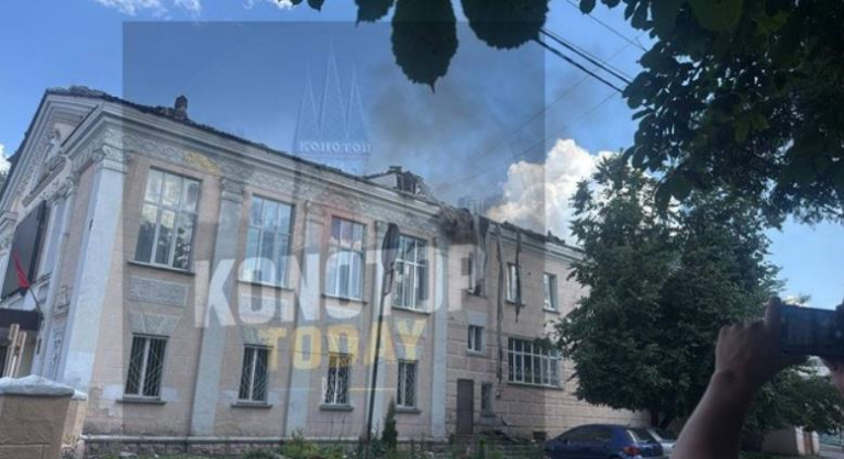 Фото для новини:Росіяни вдарили по кінотеатру в Конотопі, четверо поранених