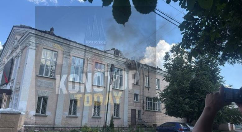 Фото для новини:Росіяни вдарили по кінотеатру в Конотопі, четверо поранених
