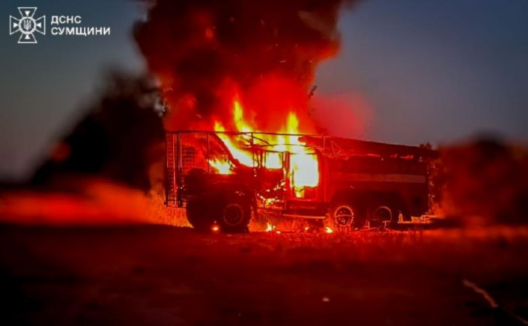 Фото для новини:Росіяни вдарили по рятувальниках під час гасіння пожежі на Сумщині