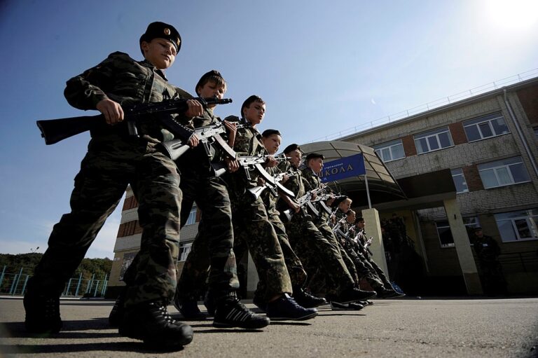 Фото для новини:Російським школярам пропонують підробіток у військкоматах - ЗМІ