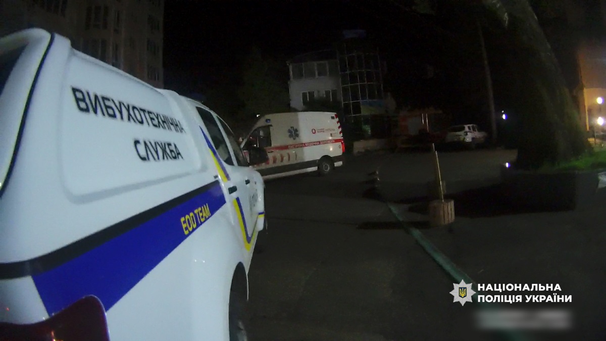 Фото для новини:Російський дрон застряг на 11 поверсі в Одесі