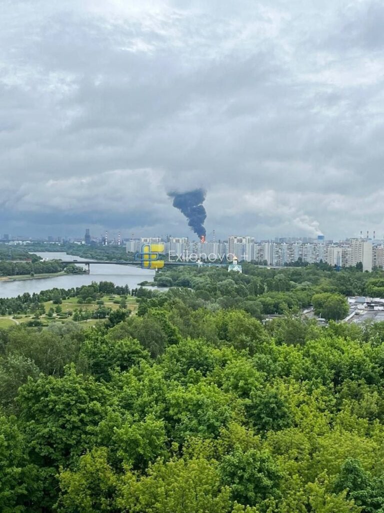 Фото для новини:Столицю РФ атакують дрони, палає її найбільший НПЗ