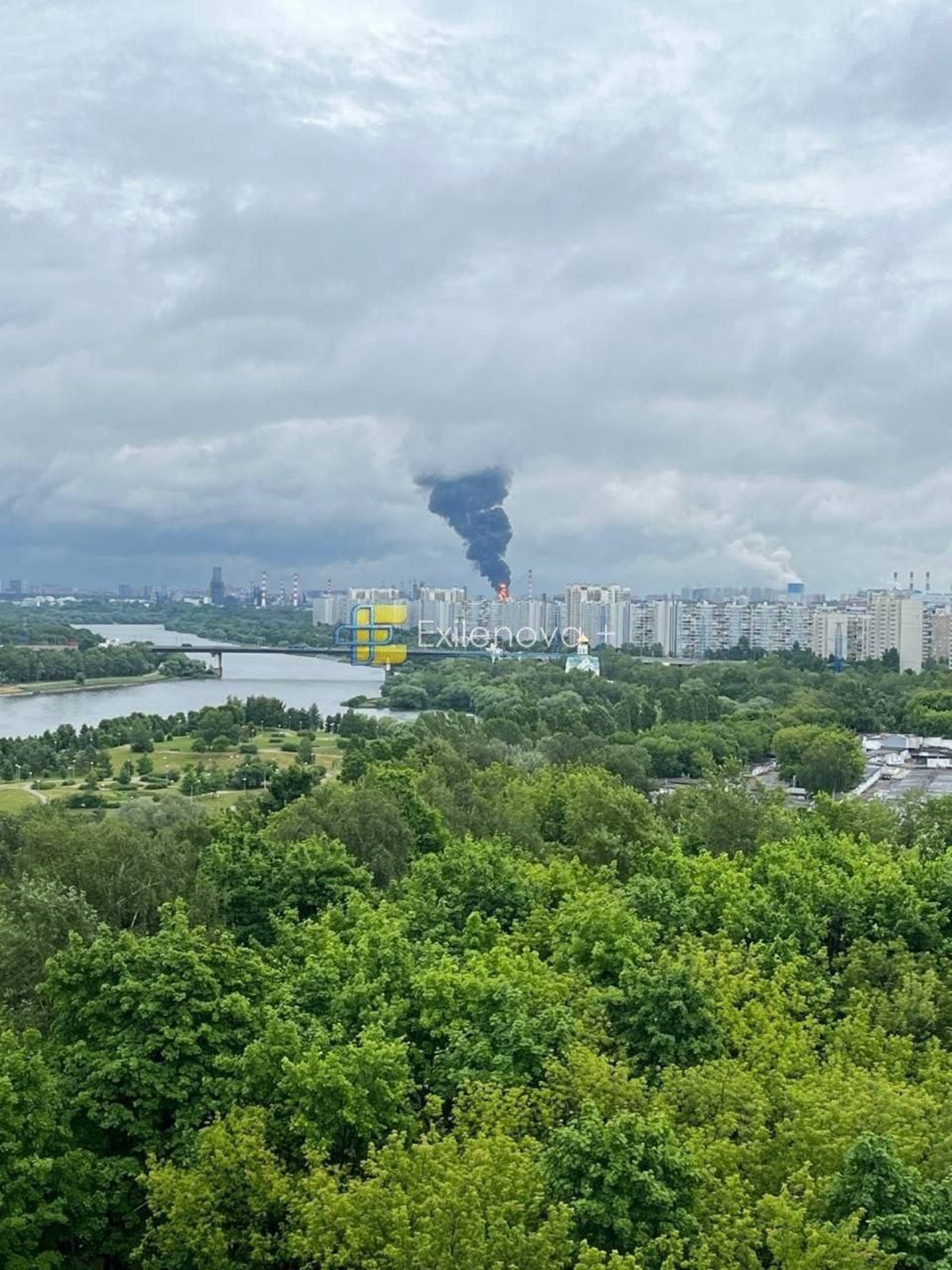 Фото для новини:Столицю РФ атакують дрони, палає її найбільший НПЗ