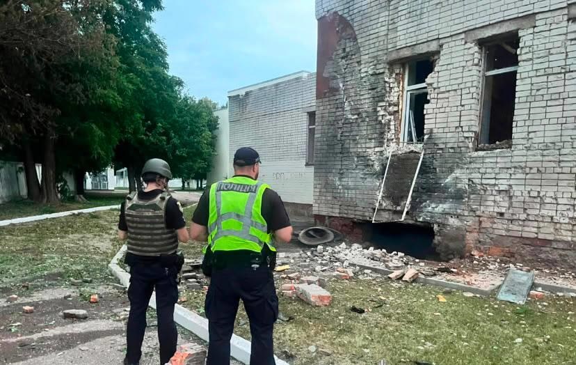Фото для новини:У Чернігові троє поранених через атаку дронів