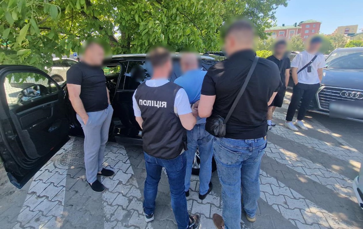 Фото для новини:У Чернівцях псевдогенерал за $6000 "знімав" із військового обліку