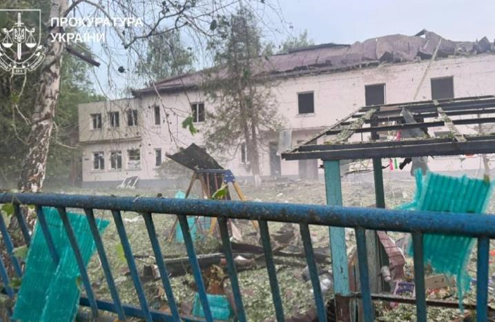 Фото для новини:У Чугуєві внаслідок обстрілу пошкоджено дитсадок, є поранена