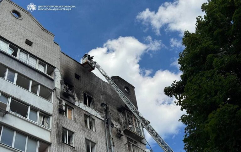 Фото для новини:У Дніпрі новий "приліт" в будинок, поранено діте
