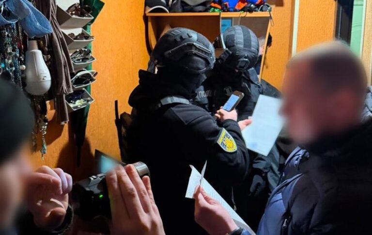 Фото для новини:У Києві 18-річний хлопець "продавав" військовим ЗСУ неіснуючі пікапи