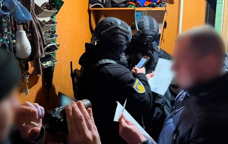 Фото для новини:У Києві 18-річний хлопець "продавав" військовим ЗСУ неіснуючі пікапи