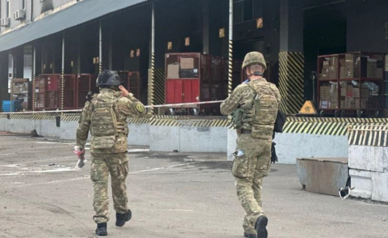 Фото для новини:У Києві під час огляду посилки на пошті стався вибух, є загиблий і поранені