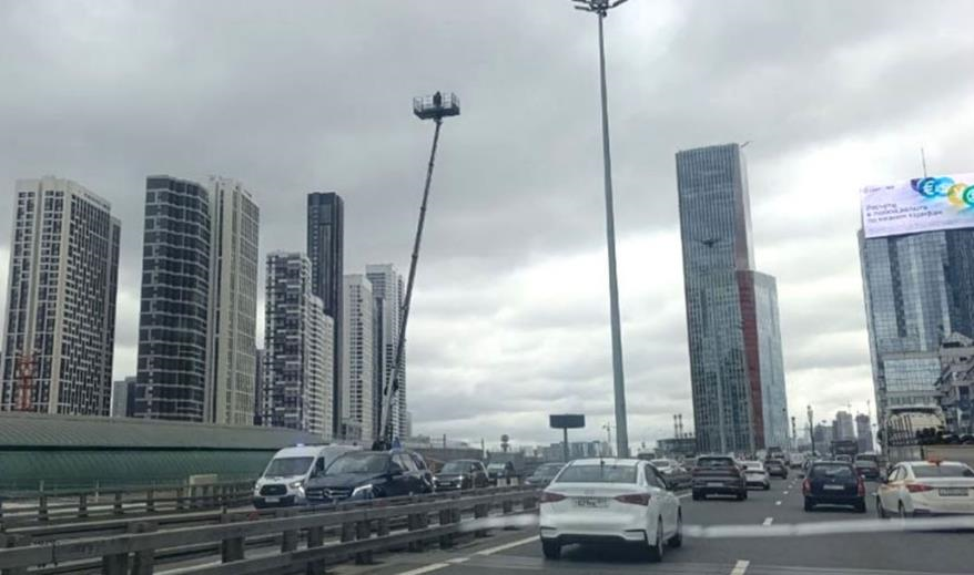 Фото для новини:У Москві з'являються автовишки з військовими для відстрілу дронів