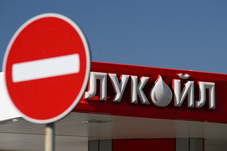 Фото для новини:У Санкт-Петербурзі запровадили ліміт на продаж бензину