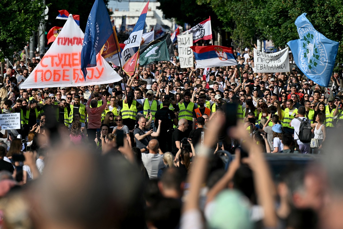 Фото для новини:У Сербії тисячі людей вимагали відставки Вучича