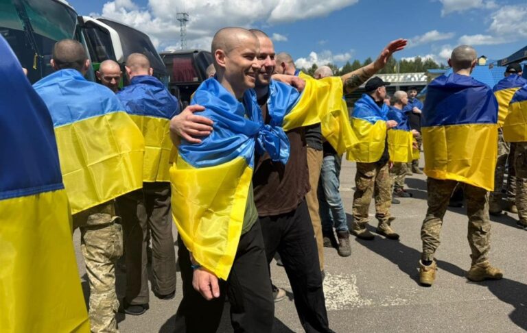Фото для новини:Україна повернула з полону 185 воїнів і цивільного