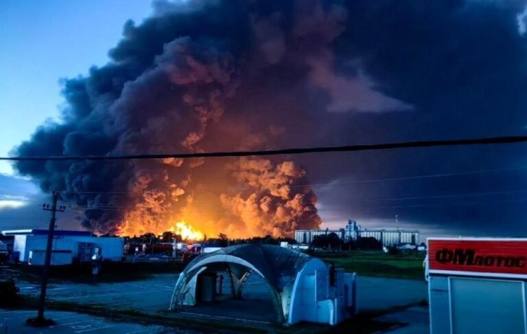 Фото для новини:Уражено два НПЗ в Росії і міст в Криму - Генштаб