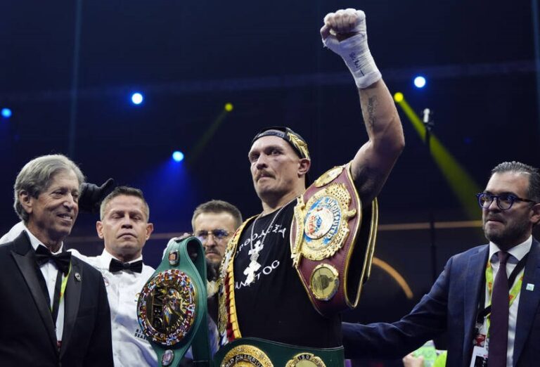 Фото для новини:Усик відмовився від усіх чемпіонських поясів