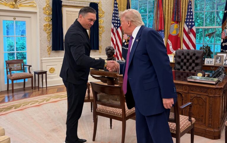 Фото для новини:Усик зустрівся з Трампом у Білому домі