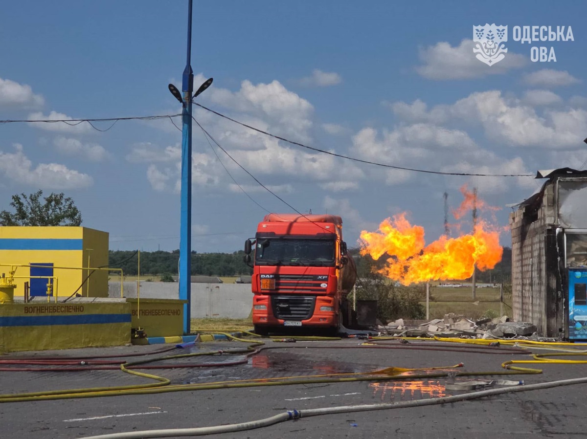 Фото для новини:В Одесі "шахед" атакував АЗС: загорівся газовоз