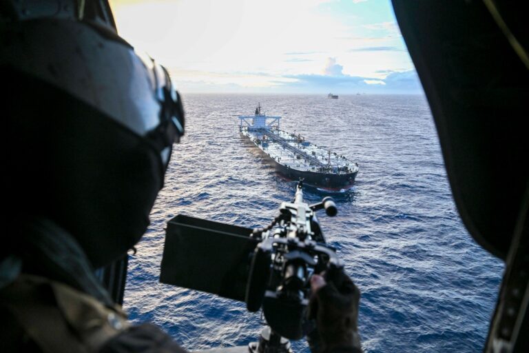 Фото для новини:Військові США висадилися на підсанкційний танкер в Індійському океані
