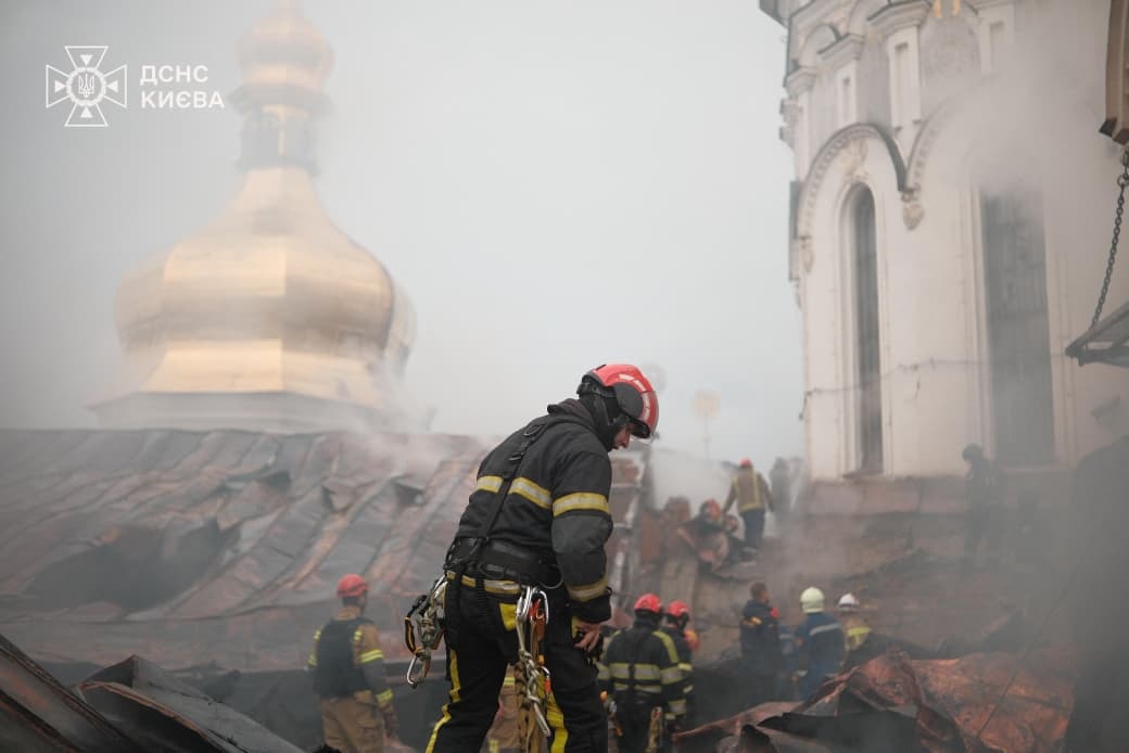 Фото для новини:Зеленський різко відреагував на удар РФ по Лаврі