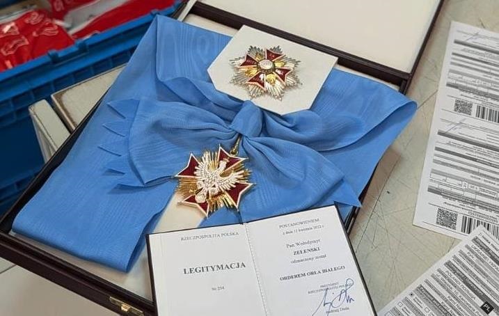 Фото для новини:Зеленський відправив Навроцькому поштою орден Білого Орла