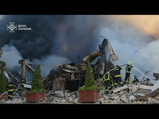 Фото для новини:У Києві триває ліквідація наслідків російського удару в ніч на 2 липня
