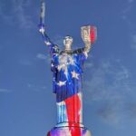 Фото для новини:Батьківщину-мати підсвітили у кольори прапора США