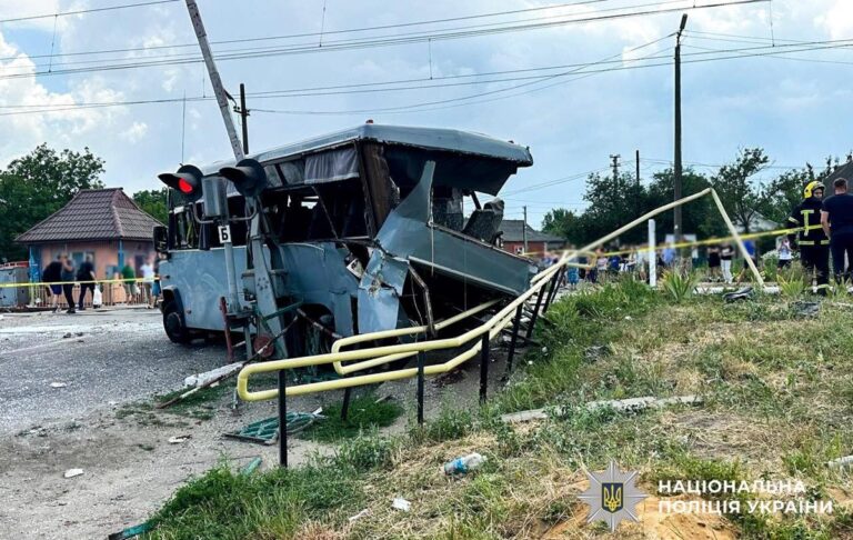 Фото для новини:Біля Рівного поїзд врізався у маршрутку, є жертви