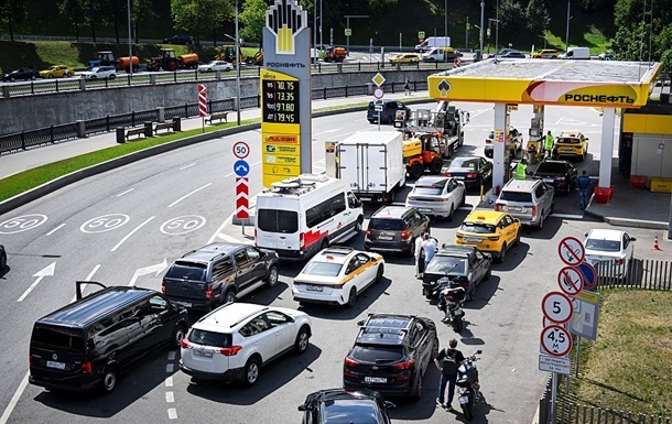 Фото для новини:До Москви звозять бензин зі всієї Росії - ЗМІ