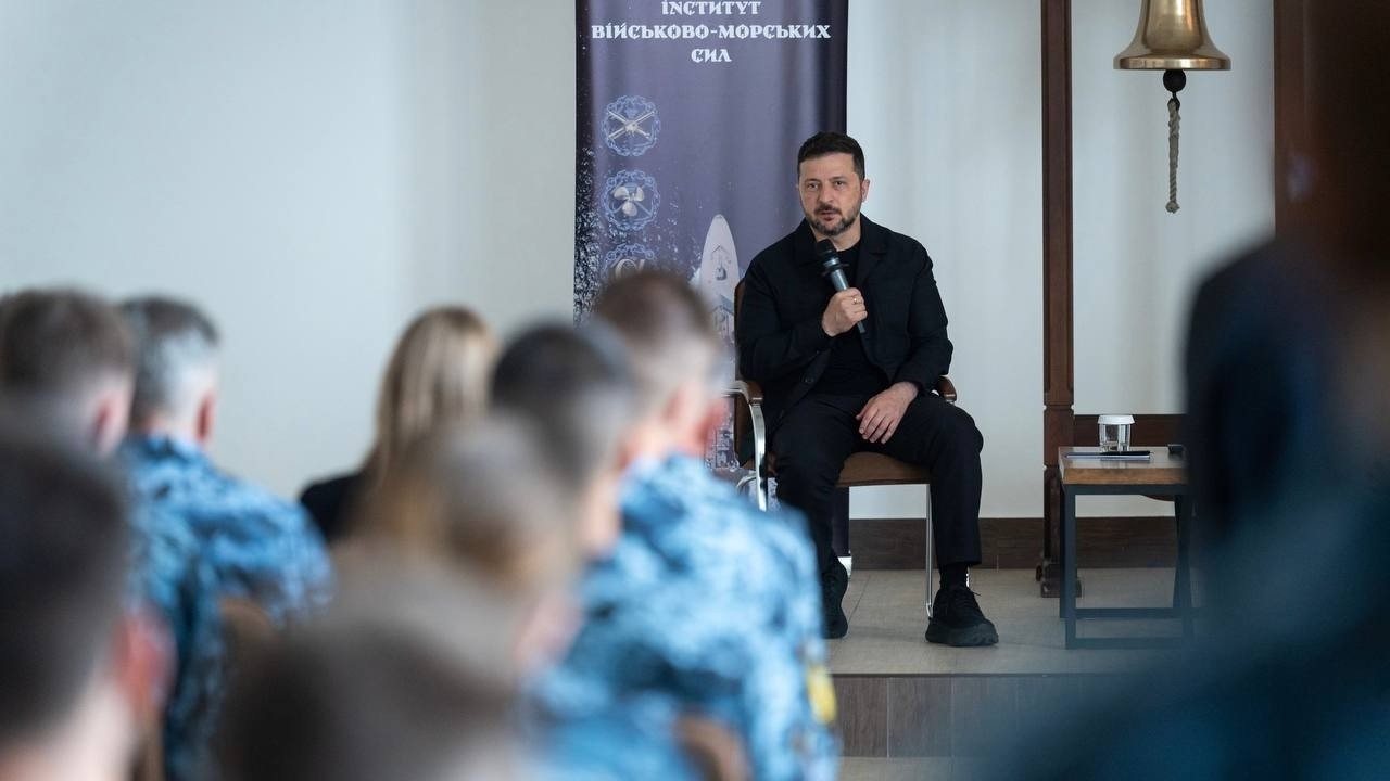 Фото для новини:Володимир Зеленський зустрівся з випускниками та курсантами Інституту Військово-Морських Сил