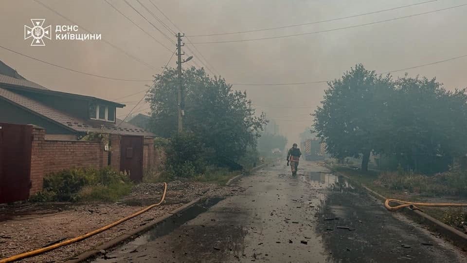 Фото для новини:Евакуація у Вишневому: через загрозу вибухів вивезли понад 500 людей