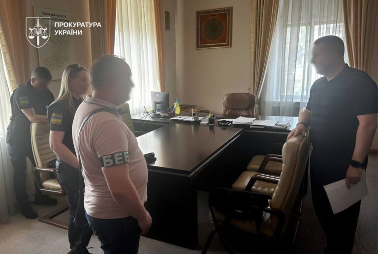 Фото для новини:Мільйонні збитки: троє посадовців митниці отримали підозру