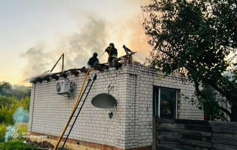 Фото для новини:На Чернігівщині дрон РФ влучив у будинок, серед постраждалих діти